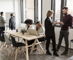 Viete, čo je to coworking? Zistite, ako funguje, pre koho je určený a aké má výhody či nevýhody